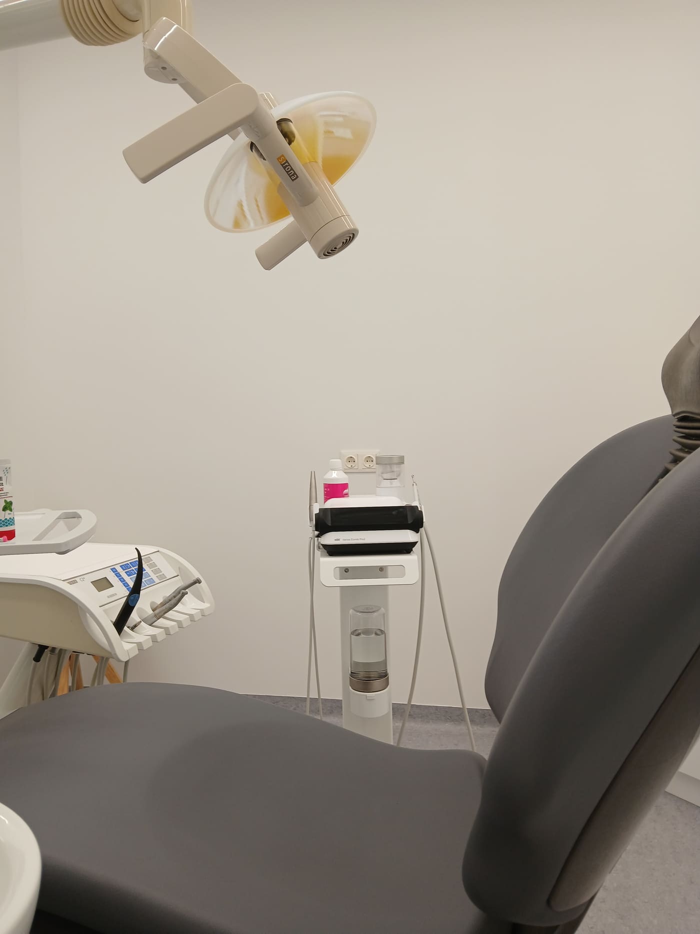 Behandlungseinheit für die professionelle Mundhygiene in der Praxis Zahnaesthetika