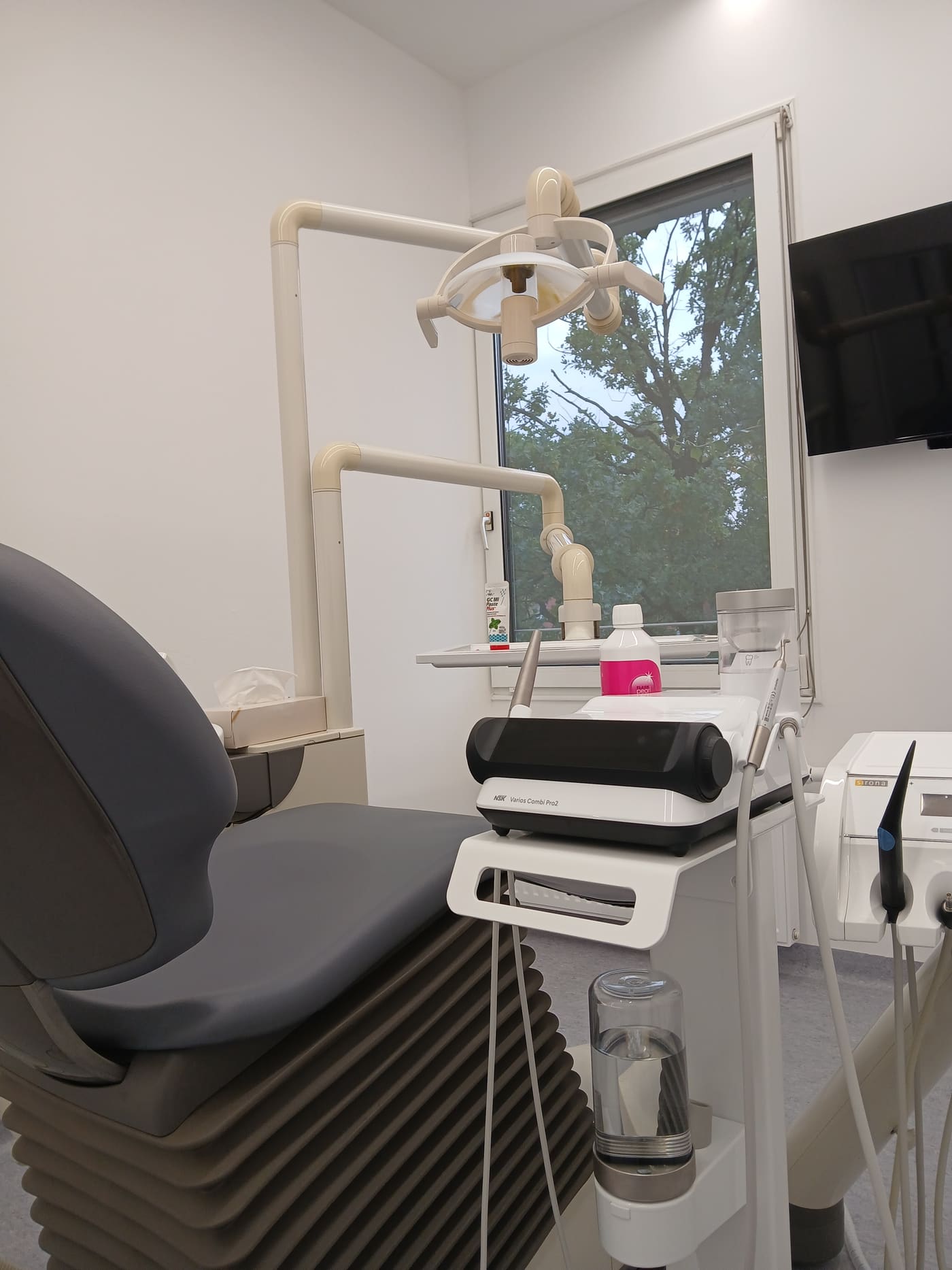 Behandlungsplatz für die professionelle Mundhygiene in der Praxis Zahnaesthetika